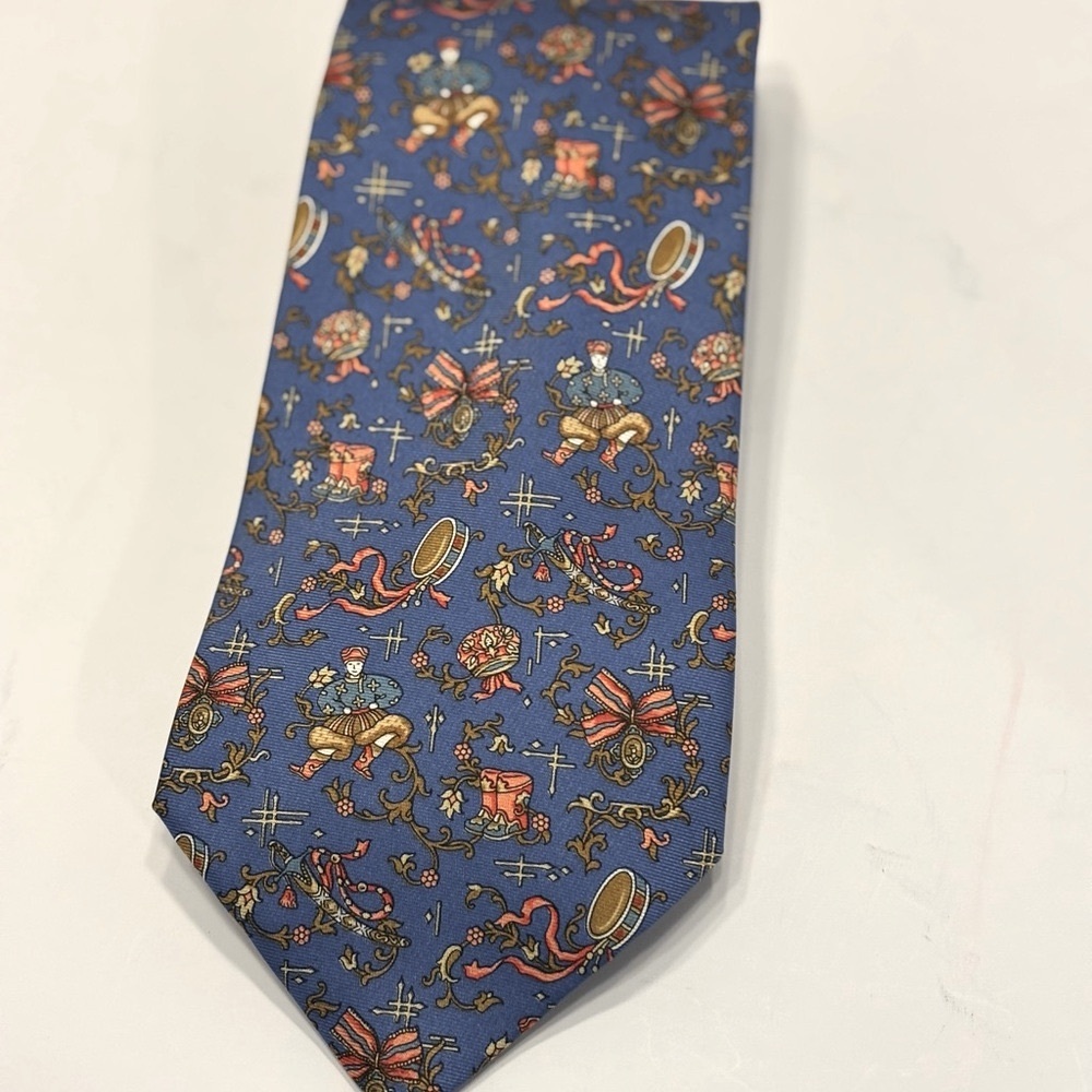 SALVATORE FERRAGAMO TIE    BLUE DESIGN
3 1/2” WIDE  56 1/2” LONG